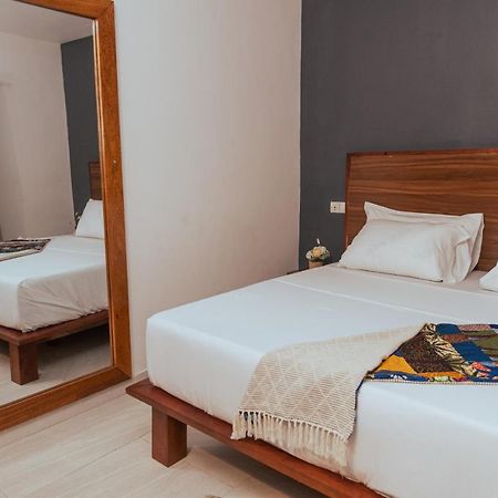 Ahome Guest House & Lounge Lome Ngoại thất bức ảnh